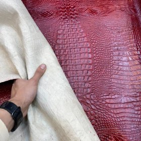 تصویر چرم گاوی براق طرح کرکدیلی رنگ زرشکی روشن(GK-8) 