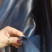 تصویر چرم گاوی سرمه‌ای ساده 