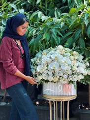 تصویر باکس گل و کاپ کیک خواستگاری سفید گلبهی فلوبار White and Peach Engagement Flower Box and Cupcakes FlowBar