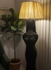 تصویر اباژور زن ایستاده 