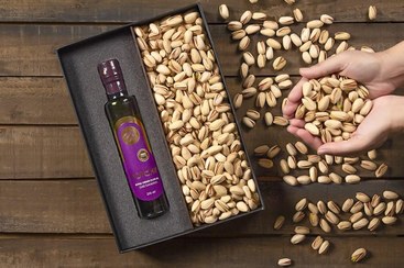 تصویر بسته کادویی آوان - پسته احمدآقایی شور / روغن زیتون 465 میلی گرمی Avan gift package