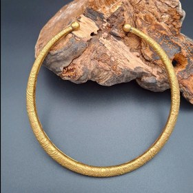 تصویر طوق برنجی دستساز هندی 