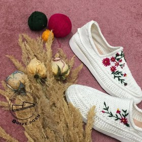 تصویر گیوه گلدوزی شده سفید 