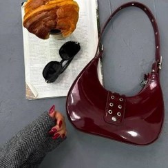 تصویر کیف هلال زنانه ورنی زرشکی کمربندی| کیف رودوشی ترند دخترانه شیک 