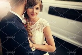 تصویر عکس با کیفیت عروس و داماد کنار ماشین 