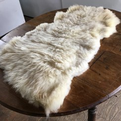 تصویر پوست گوسفند مرینوس سفید و کرم 