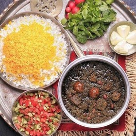 تصویر غذای خانگی چلو خورشت قورمه سبزی با برنج ایرانی . (پسکرایه هزینه ارسال موقع تحویل با مشتری ) 