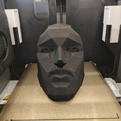 تصویر ماسک مرد جلودار بازی ماهی مرکب سیاه 