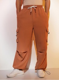 تصویر شلوار پاراچوتی کمرنگ قهوه‌ای مردانه با جیب‌های بزرگ برند campus sutra Men's Sienna Brown Solid Cargo Parachute Trousers