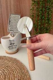 تصویر پیتزا بر دسته چوبی 