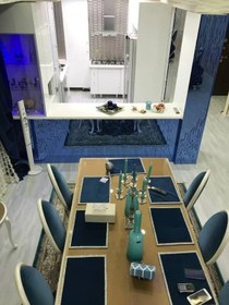 تصویر کابینت آشپزخانه با آینه و شیشه لاکوبل در رنگ آبی 