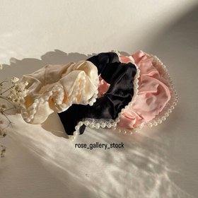 تصویر اسکرانچی ساتن با مروارید تزئینی 