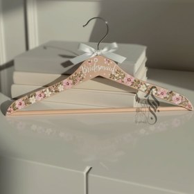 تصویر هنگر طراحی شده چوبی 