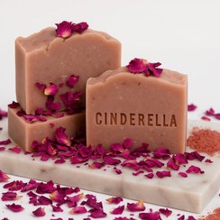 تصویر صابون خاکرس و گلسرخ سیندرلا اصل کنترل کننده منافذ و چربی پوست پرکننده و سفت کننده صورت حجم۱۰۰گرم Cinderella Rose&clay soap