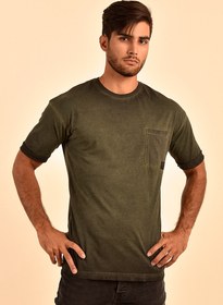 تصویر تی شرت مردانه با جیب و مارک روی جیب 