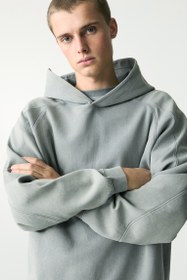 تصویر سویشرت اینترلوک با کلاه و اثرات گرافیکی برند PullAndBear Yıkanmış interlok kapüşonlu sweatshirt