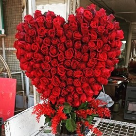 تصویر سبد گل ولنتاین با گل‌های رز قرمز و گل‌های لیلیوم 5444 