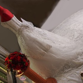 تصویر لباس عروس زنانه ایهاب مدل فلورا (دکلته گیپور شکوفه برجسته) 