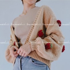 تصویر ژاکت زنانه دستبافت طرح توت فرنگی سفید 