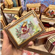 تصویر جعبه پاسور خاتم کاری شده با نقاشی چهره و گل 