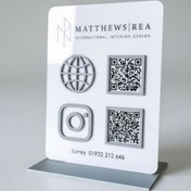 تصویر استند کیو آر کد (qr code) پلکسینو مدل رونا 