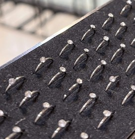 تصویر پیرسینگ استیل حلقه ای تک نگین زنانه 