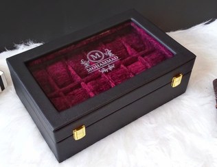 تصویر جعبه ساعت ۱۲ خانه شیشه‌ای – شخصی‌سازی با حک اسم 