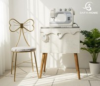 تصویر میز چرخ‌خیاطی مدل دوژان طرح پتینه طوسی و صندلی پاپیونی 