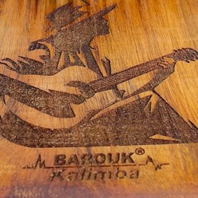 تصویر کالیمبا دست ساز باروک طرح گیتاریست چوب گردو 