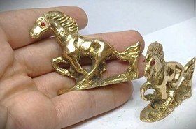 تصویر مجسمه اسب فلزی جفت 