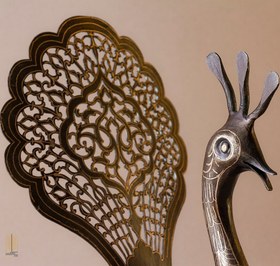 تصویر تندیس فلزی طاووس بدنه فولادی نقره کوبی شده (هنر کوفته گری)