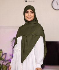 تصویر روسری کرپ‌حریر شاین زیتونی قواره 140، بسیار با کیفیت، با دوام و درخشان