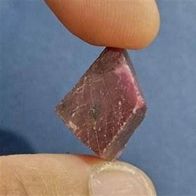 تصویر سنگ راف یاقوت آفریقا گوشتی اصل و معدنی 