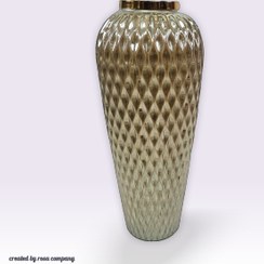 تصویر گلدان شیشه ای کنار سالنی طرح لوزی 