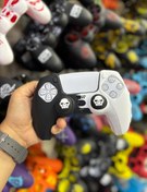 تصویر کاور دسته PS5 ضد عرق و ضد ضربه با دو عدد سر آنالوگ مشکی و سفید 