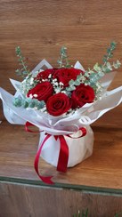 تصویر باکس گل رز طبیعی دایی با کاغذ تزئینی دارای طیف رنگی متنوع و چشم‌نواز 