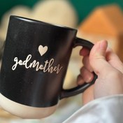 تصویر ماگ سرامیکی مینیمال دو رنگ مشکی و سفید با طرح نوشته 