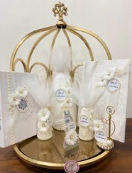 تصویر ست بله برون جدید (مدل پر مرواریدی با نوشته این عشق رسیدن داشت) - قران .دفتر بله برون . کله قند .قند شکن . قند ساب . جا خلقه ای . خودکار .حا خودکاری / متن این عشق رسیدن داشت ، تزئین مروارید و پر 