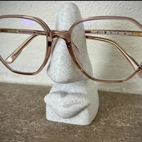 تصویر نگهدارنده عینک طراحی مدرن 