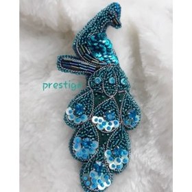 تصویر سنجاق سینه جواهر دوزی طرح طاووس 