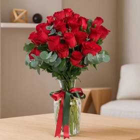 تصویر ۲۵ گل رز قرمز در گلدان شیشه‌ای راه راه کد80 (ترکیه) 