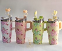 تصویر ماگ دسته‌دار فانتزی طرح پاپیون و گل با درب قفل‌دار و نی عروسکی 