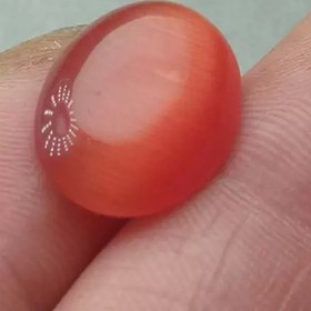 تصویر نگین چشم گربه قرمز بیضی شکل 