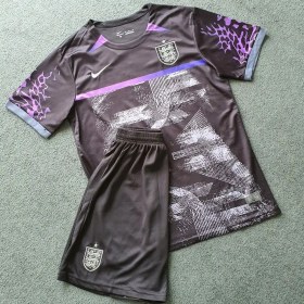 تصویر کیت انگلیس یورو 2024 رنگ مشکی بنفش طرح هواداری کیفیت A+ تایلندی England Euro 2024 kit, black, purple, fan design, Thai A+ quality