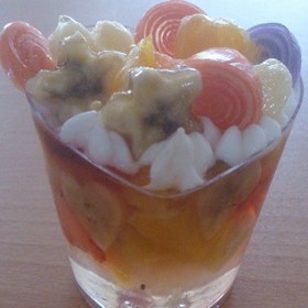 تصویر ژله میوه ای با تزیین خامه و ژله رولی 