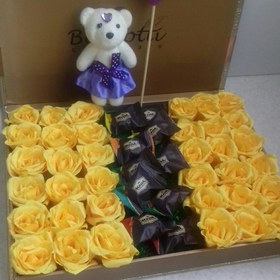 تصویر باکس سورپرایز همراه گل و شکلات و عروسک 