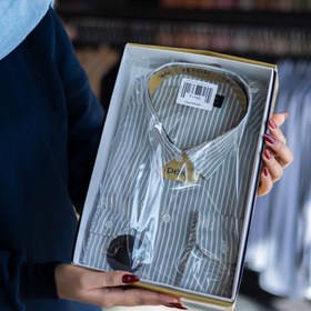 تصویر پیراهن جعبه ای راه راه ریز جنس پارچه سایز L تا XXL با رنگ های متنوع کد 2516 Fine striped boxy shirt, made of fabric, size L to XXL, with various colors, code 2516