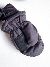 تصویر دستکش طوسی یک انگشتی 