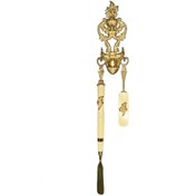 تصویر پاشنه کش و برس کفش دیواری 