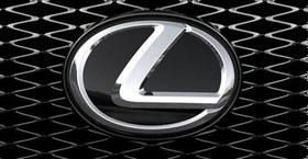 تصویر آرم و لوگو جلو پنجره لکسوس lexus logo 